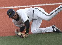 　１回、大山の打球を好捕する宗（撮影・飯室逸平）