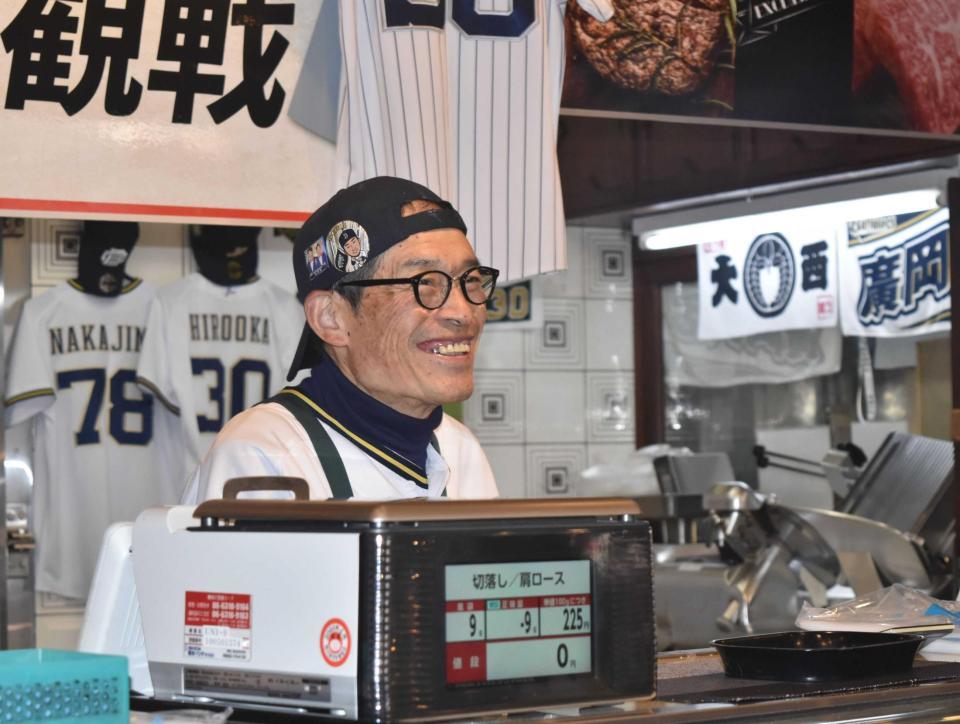 　笑顔で接客する広岡精肉店店長・松尾義則さん