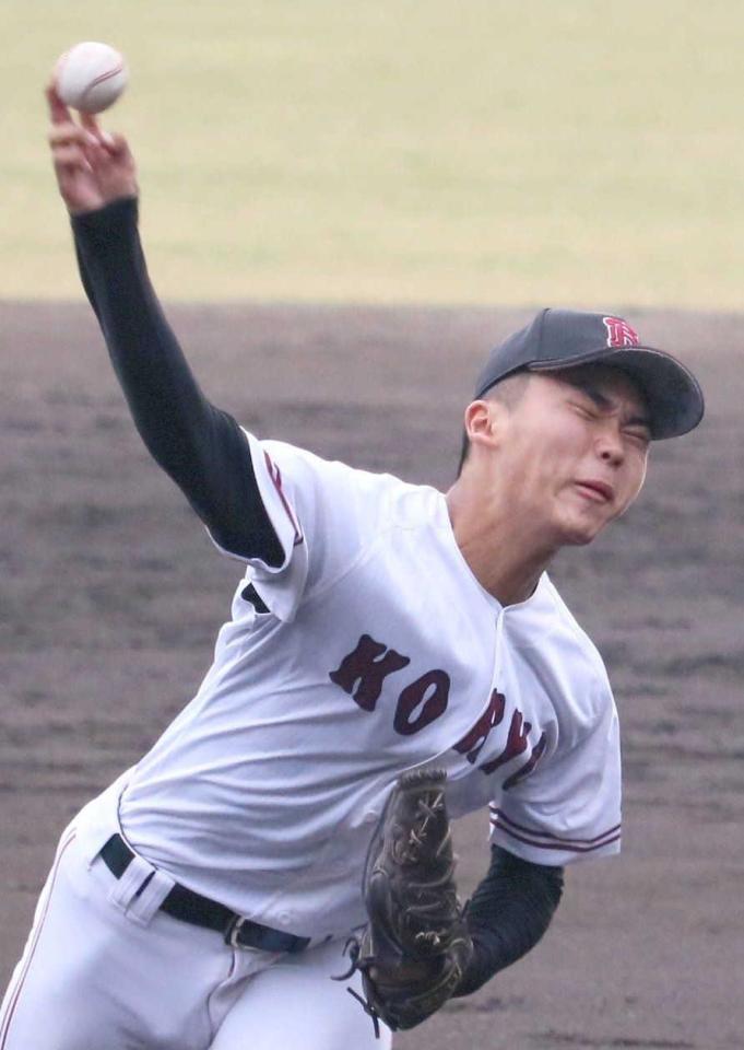 　準決勝で力投した広陵・高尾