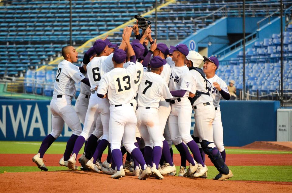 　８年ぶり５度目の優勝を決め、マウンドに集まる関東第一