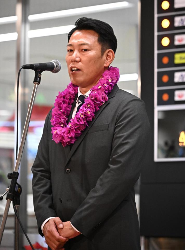 　宮崎空港に到着後、歓迎セレモニーで話す井端監督