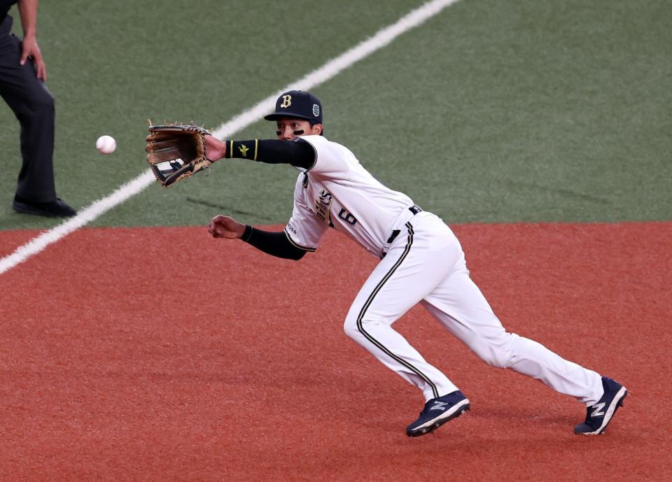 　１回、大山も打球を好捕する宗（撮影・山口登）