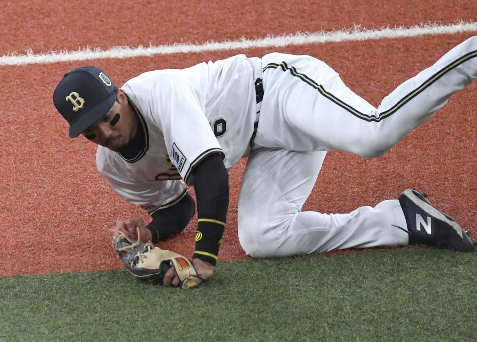 　１回、大山の打球を好捕する宗（撮影・飯室逸平）