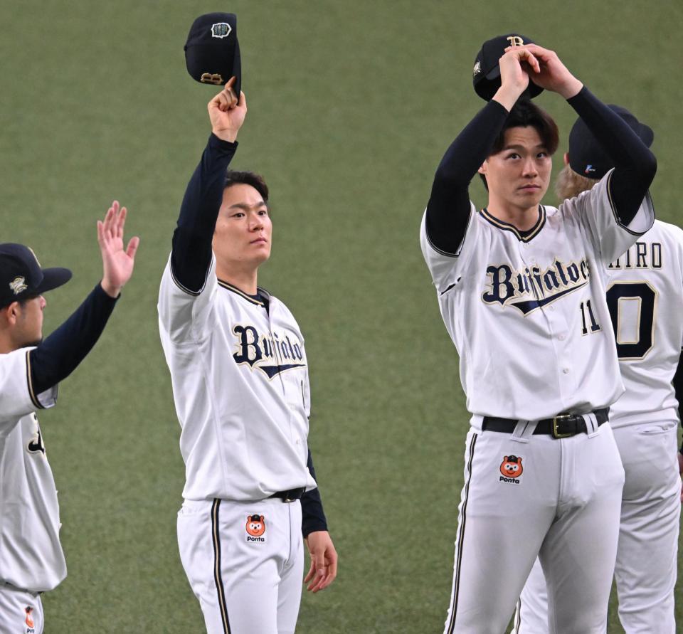 　スタンドのファンにあいさつする山本と山崎福（撮影・金田祐二）