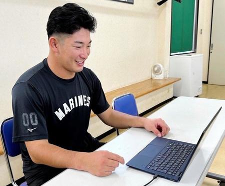 　契約更改後、取材に応じる池田（球団提供）