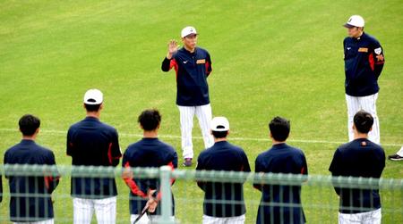 　選手に訓示する侍ジャパン・井端監督（撮影・佐藤厚）