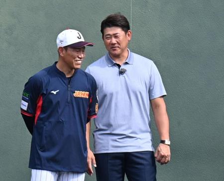 　キャンプで侍ジャパン・井端監督（左）と話す松坂大輔さん