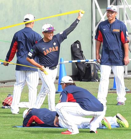 　侍ジャパンの秋季キャンプ初日を迎え、笑顔を見せる田口（撮影・佐藤厚）