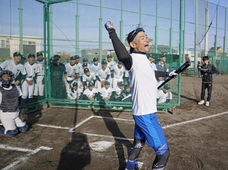 　野球部員と課したノルマ（校舎の屋根越え５本）を達成し喜ぶイチローさん（代表撮影）