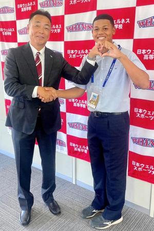 楽天から指名あいさつを受けたワォ-ターズ（右）（楽天野球団提供）