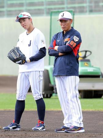 　岡林（左）と並んで練習を見る侍ジャパン・井端監督（撮影・佐藤厚）