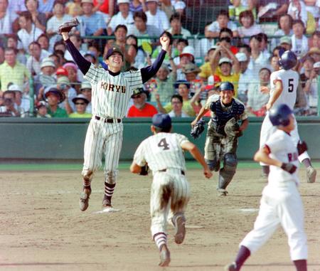 　夏の甲子園で優勝しガッツポーズを決める桐生一・正田樹＝１９９９年