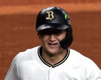 　５回、２ランを放ち生還する紅林=１１月４日