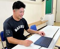 　契約更改後、取材に応じる池田（球団提供）