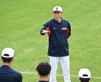　練習を前に選手たちに話をする侍ジャパン・井端監督