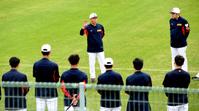 　選手に訓示する侍ジャパン・井端監督（撮影・佐藤厚）