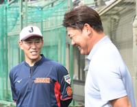 　松坂大輔氏（右）からインタビューされる井端監督（撮影・佐藤厚）