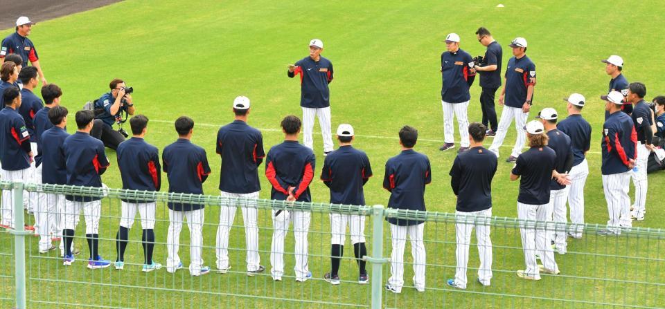 　練習を前に選手たちに話をする侍ジャパン・井端監督
