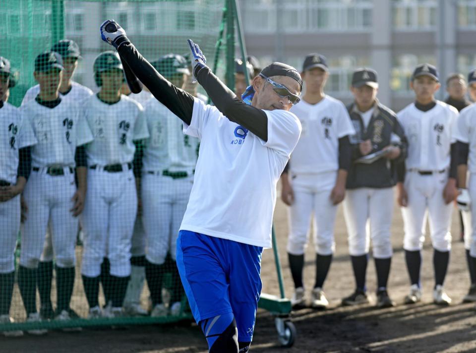 　野球部員に打撃を指導するイチローさん（左手前）＝代表撮影