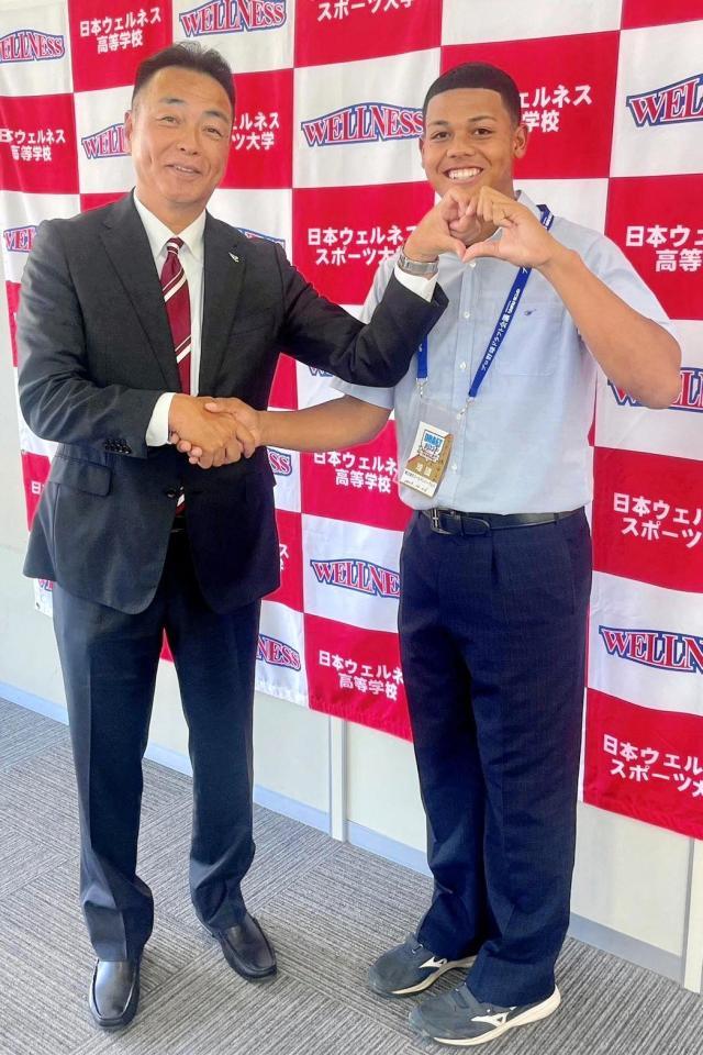 楽天から指名あいさつを受けたワォ-ターズ（右）（楽天野球団提供）