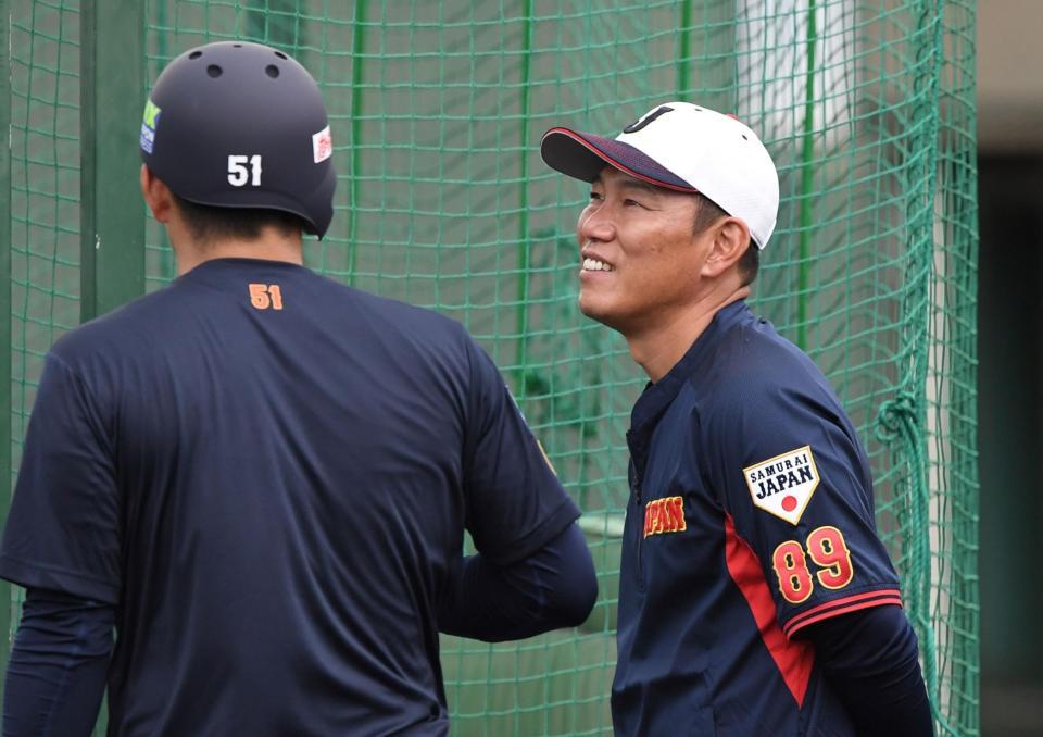 　小園（左）と話す井端監督（撮影・中田匡峻）