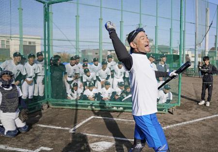 　野球部員と課したノルマ（校舎の屋根越え５本）を達成し喜ぶイチローさん（代表撮影）