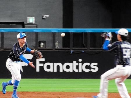 　ショートのポジションで内野ノックを受ける五十幡は二塁・奈良間にトス