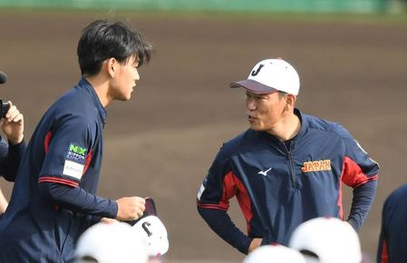 　チームに合流した野村（左）と話す井端監督（撮影・中田匡峻）