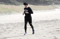　強風の砂浜でラントレーニングに励む佐々木朗