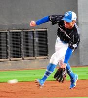 　ショートのポジションで内野ノックを受ける五十幡