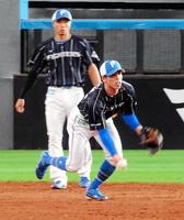 　ショートのポジションで内野ノックを受ける五十幡は二塁へ軽快にトス