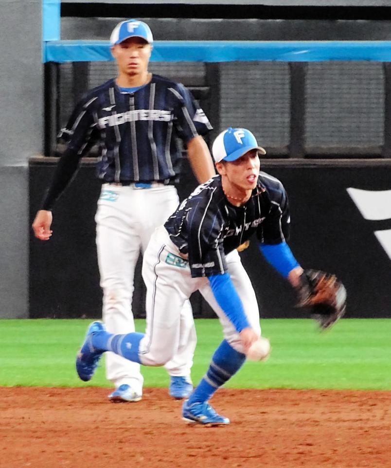 　ショートのポジションで内野ノックを受ける五十幡は二塁へ軽快にトス