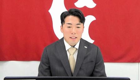 　初の契約更改交渉を終えて、取材対応する浅野（球団提供）