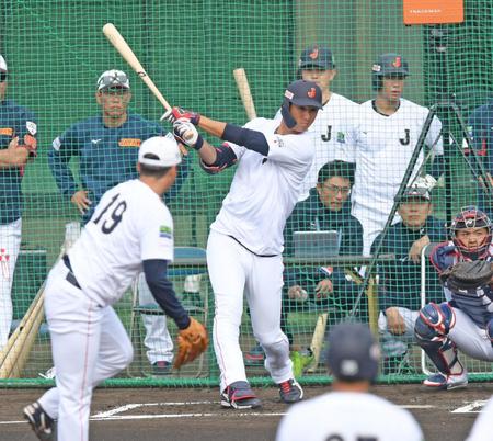 　シート打撃で佐藤（１９）と対戦する秋広＝宮崎市清武総合運動公園・ＳＯＫＫＥＮスタジアム（撮影・中田匡峻）