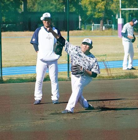 　山本コーチが見守る中、捕手を座らせて熱投する大西（撮影・高石航平）