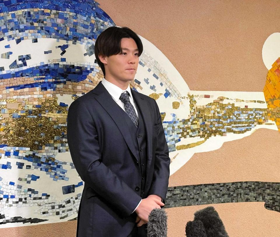 　球団事務所で国内ＦＡ権の申請書類を提出した山崎福