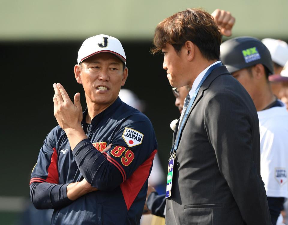 　内川聖一氏（右）と話す井端監督＝宮崎市清武総合運動公園・ＳＯＫＫＥＮスタジアム（撮影・中田匡峻）