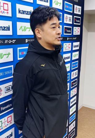 　国内ＦＡ権を行使することを表明した西武・平井＝９日、埼玉県所沢市