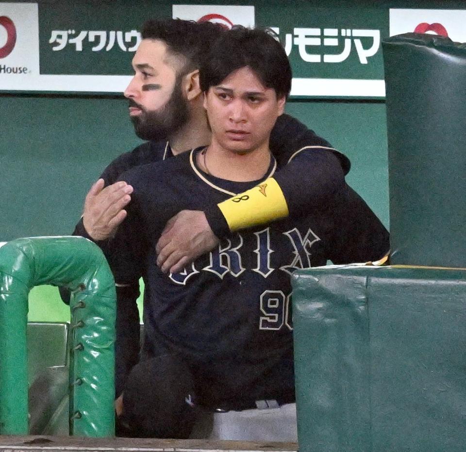 　阪神に敗れ、試合後ベンチでゴンザレス（奥）に慰められる宇田川＝１１月２日