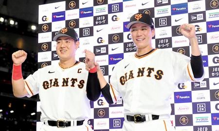 　巨人・岡本和真（左）と坂本勇人（２３年８月２日撮影）