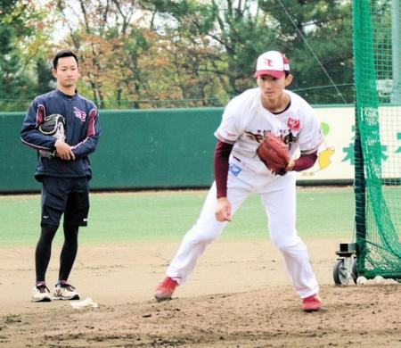 　フィールディング練習を行う荘司