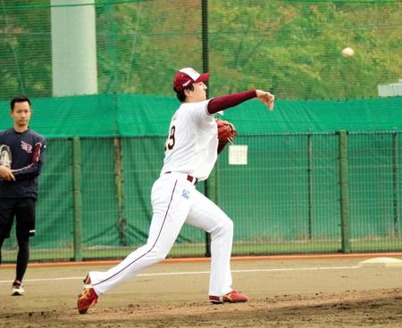 　フィールディング練習を行う荘司