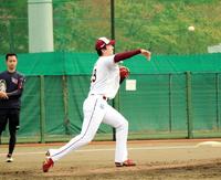 　フィールディング練習を行う荘司