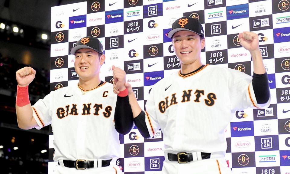 　巨人・岡本和真（左）と坂本勇人（２３年８月２日撮影）