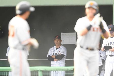 　タイブレークの練習で吉村が同点適時打を浴び、ベンチから巨人選手を見つめる井端監督（撮影・中田匡峻）　