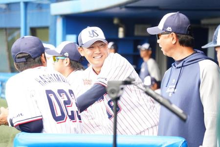 　登板を終え、伊藤コーチ（右）と笑顔で言葉を交わす奥川（中央）＝撮影・高石航平