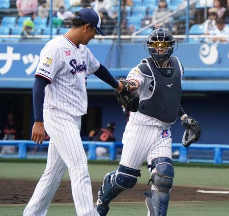 　３回を投げ終え、タッチを交わす奥川（左）と内山（撮影・高石航平）