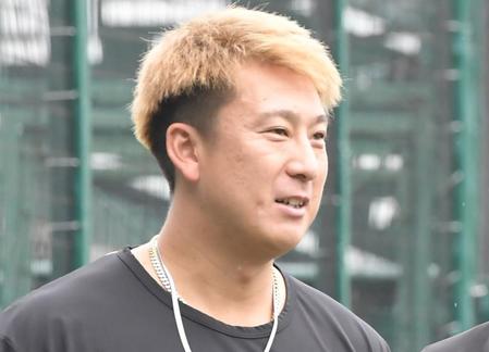 オリックス　ギプス姿のラオウ杉本　出迎えたのは巨人移籍が決まった親友ら２選手「こいつらまた一緒におった」