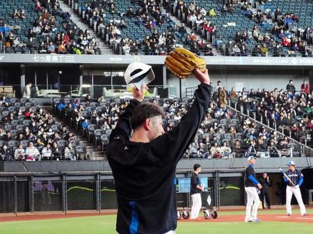 　紅白戦前の練習を終えファンに手を振る加藤貴