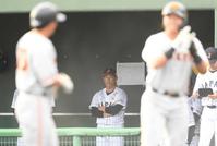 　タイブレークの練習で吉村が同点適時打を浴び、ベンチから巨人選手を見つめる井端監督（撮影・中田匡峻）　